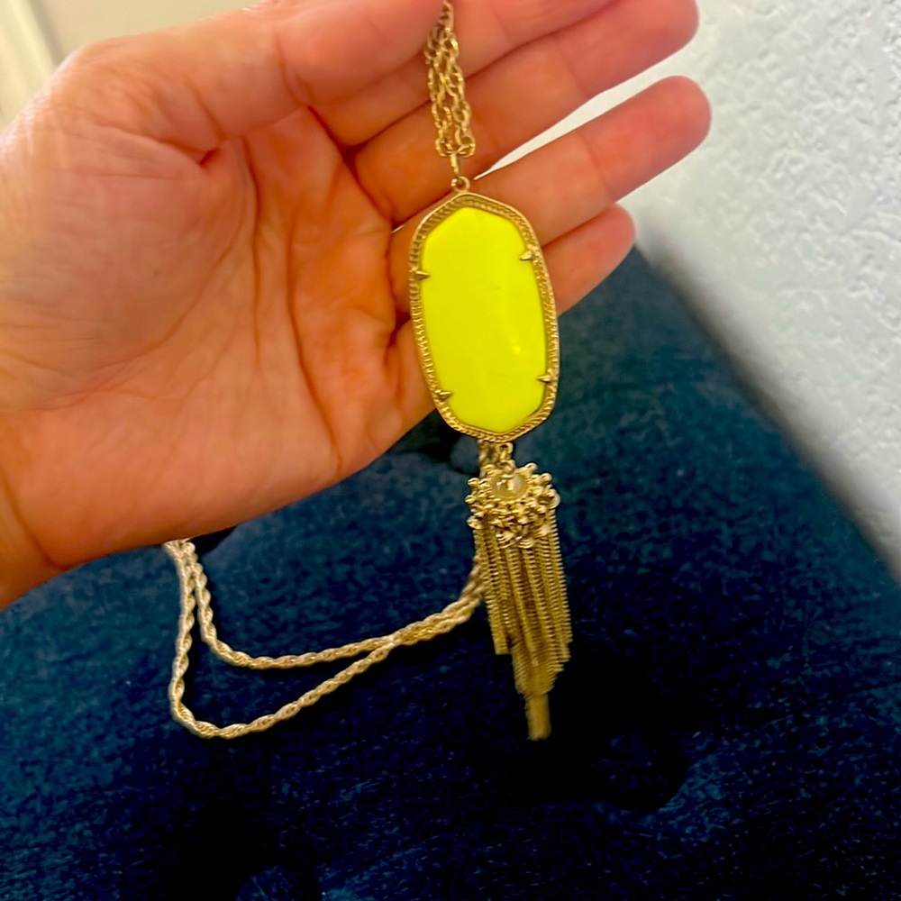 Kendra Scott long Pendant Necklace Neon Green